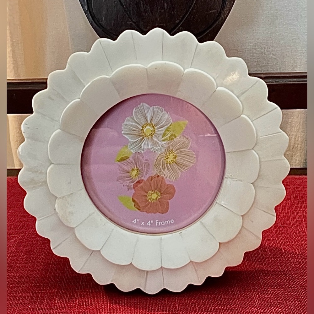 White Resin Double Scallop Round Picture Frame 4x4 New With Tags